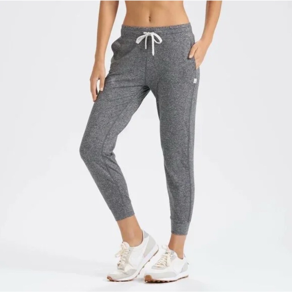 New Vuori Women’s Performance Jogger in Color Charcoal Heather Grey size S